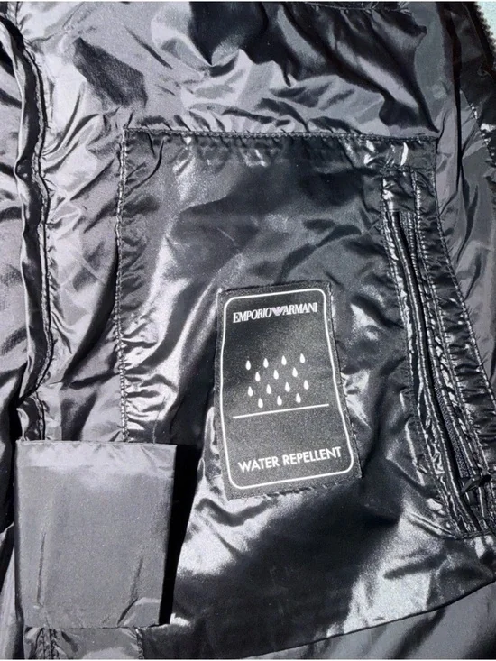 Authentic Emporio Armani women’s Puffer Jacket with hood Size 38, my size M - Picture 5 of 9